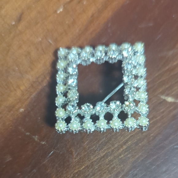 Square Rhinestone And Pearl Brooch Pin - Picture 5 of 8